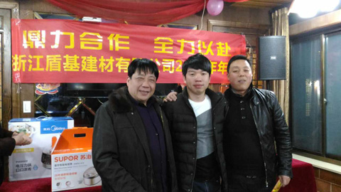 盾基营销副总为员工颁奖