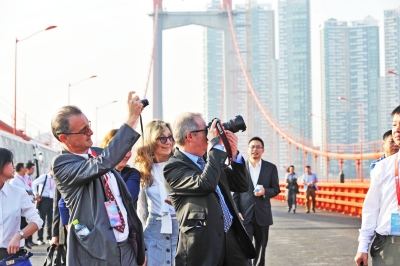 专家们在拍摄鹦鹉长江大桥