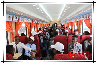 非洲民众坐上火车开心的笑容
