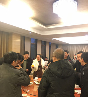 盾基董事长与成员们互动