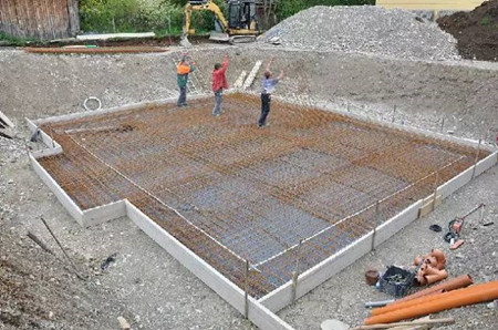 地基基础找平，浇筑高强无收缩灌浆料