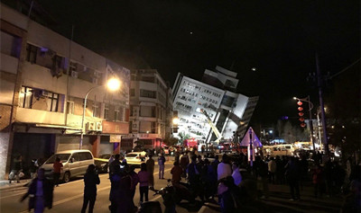 台湾地震致大楼垮塌图