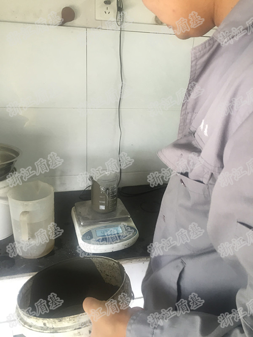 高强无收缩灌浆料的泌水测验