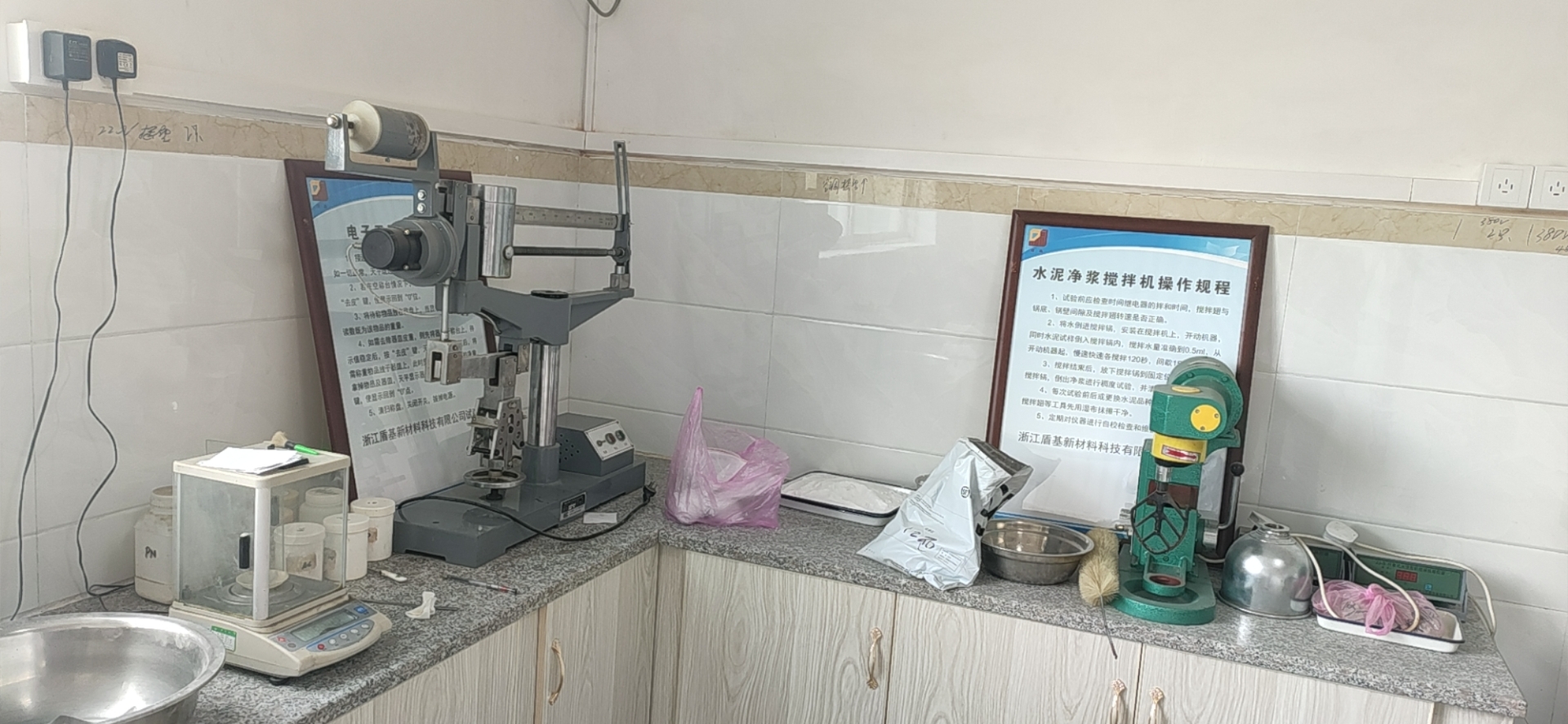 技术人员抽检产品